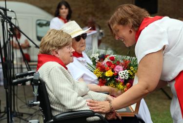 Fotos del homenaje a Mercedes Ortigosa, Teresa Díez, Francisca Chasco y Aurora Garrués en el Día de los mayores de fiestas de Estella