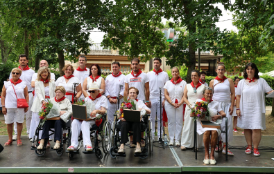 Fotos del homenaje a Mercedes Ortigosa, Teresa Díez, Francisca Chasco y Aurora Garrués en el Día de los mayores de fiestas de Estella