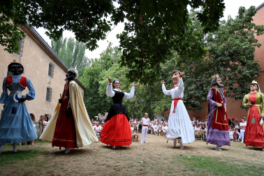Fotos del homenaje a Mercedes Ortigosa, Teresa Díez, Francisca Chasco y Aurora Garrués en el Día de los mayores de fiestas de Estella