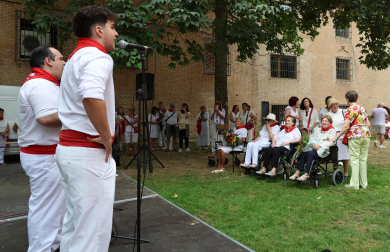 Fotos del homenaje a Mercedes Ortigosa, Teresa Díez, Francisca Chasco y Aurora Garrués en el Día de los mayores de fiestas de Estella