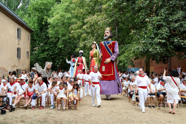 Fotos del homenaje a Mercedes Ortigosa, Teresa Díez, Francisca Chasco y Aurora Garrués en el Día de los mayores de fiestas de Estella