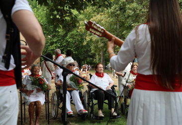Fotos del homenaje a Mercedes Ortigosa, Teresa Díez, Francisca Chasco y Aurora Garrués en el Día de los mayores de fiestas de Estella