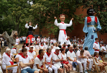 Fotos del homenaje a Mercedes Ortigosa, Teresa Díez, Francisca Chasco y Aurora Garrués en el Día de los mayores de fiestas de Estella