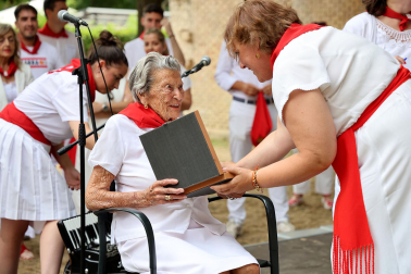 Fotos del homenaje a Mercedes Ortigosa, Teresa Díez, Francisca Chasco y Aurora Garrués en el Día de los mayores de fiestas de Estella
