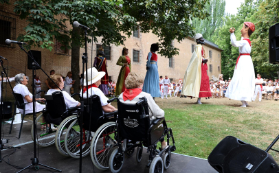 Fotos del homenaje a Mercedes Ortigosa, Teresa Díez, Francisca Chasco y Aurora Garrués en el Día de los mayores de fiestas de Estella