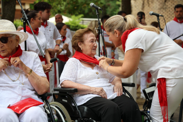 Fotos del homenaje a Mercedes Ortigosa, Teresa Díez, Francisca Chasco y Aurora Garrués en el Día de los mayores de fiestas de Estella