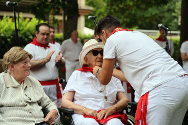 Fotos del homenaje a Mercedes Ortigosa, Teresa Díez, Francisca Chasco y Aurora Garrués en el Día de los mayores de fiestas de Estella