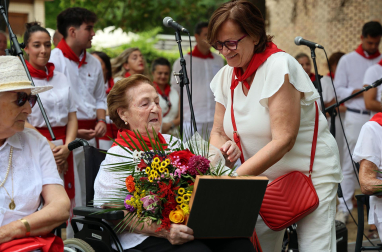 Fotos del homenaje a Mercedes Ortigosa, Teresa Díez, Francisca Chasco y Aurora Garrués en el Día de los mayores de fiestas de Estella