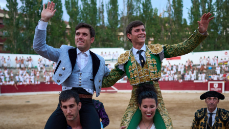 Vídeo de la salida por la puerta grande de Guillermo Hermoso de Mendoza y Aarón Palacio en la plaza de toros de Estella