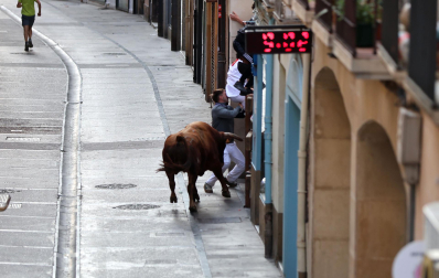 Fotos de la cogida a un mozo en el encierro de Estella el 4 de agosto 2026