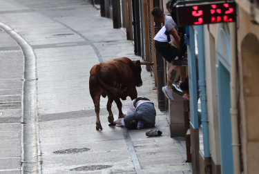 Fotos de la cogida a un mozo en el encierro de Estella el 4 de agosto 2026