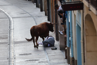 Fotos de la cogida a un mozo en el encierro de Estella el 4 de agosto 2026