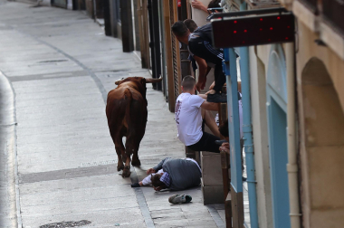 Fotos de la cogida a un mozo en el encierro de Estella el 4 de agosto 2026