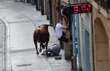 Fotos de la cogida a un mozo en el encierro de Estella el 4 de agosto 2026