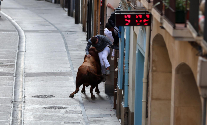 Fotos de la cogida a un mozo en el encierro de Estella el 4 de agosto 2026