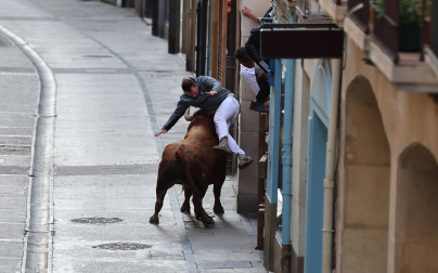Fotos de la cogida a un mozo en el encierro de Estella el 4 de agosto 2026