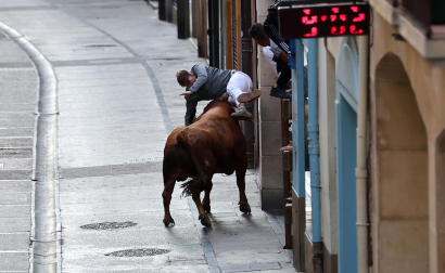 Fotos de la cogida a un mozo en el encierro de Estella el 4 de agosto 2026