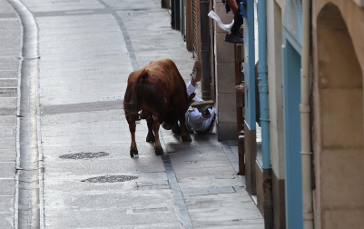 Fotos de la cogida a un mozo en el encierro de Estella el 4 de agosto 2026