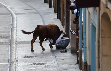 Fotos de la cogida a un mozo en el encierro de Estella el 4 de agosto 2026
