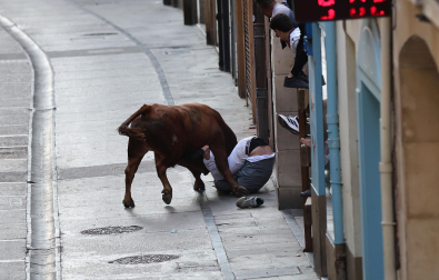 Fotos de la cogida a un mozo en el encierro de Estella el 4 de agosto 2026