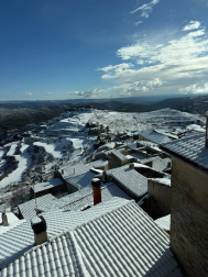 El pueblo de Ujué nevado, a los pies del Mesón las Torres
