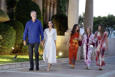 Fotos de los reyes Felipe y Letizia, la princesa Leonor, la infanta Sofía y la reina emérita Sofía durante la tradicional recepción celebrada este martes en el palacio de Marivent a los responsables institucionales y a representantes de la sociedad de Baleares