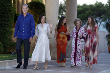 Fotos de los reyes Felipe y Letizia, la princesa Leonor, la infanta Sofía y la reina emérita Sofía durante la tradicional recepción celebrada este martes en el palacio de Marivent a los responsables institucionales y a representantes de la sociedad de Baleares