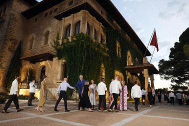 Fotos de los reyes Felipe y Letizia, la princesa Leonor, la infanta Sofía y la reina emérita Sofía durante la tradicional recepción celebrada este martes en el palacio de Marivent a los responsables institucionales y a representantes de la sociedad de Baleares