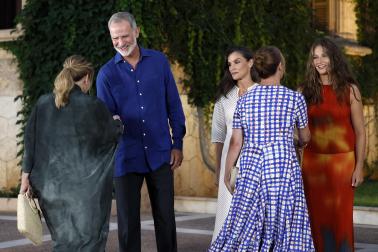 Fotos de los reyes Felipe y Letizia, la princesa Leonor, la infanta Sofía y la reina emérita Sofía durante la tradicional recepción celebrada este martes en el palacio de Marivent a los responsables institucionales y a representantes de la sociedad de Baleares