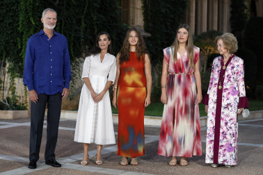 Fotos de los reyes Felipe y Letizia, la princesa Leonor, la infanta Sofía y la reina emérita Sofía durante la tradicional recepción celebrada este martes en el palacio de Marivent a los responsables institucionales y a representantes de la sociedad de Baleares