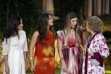 Fotos de los reyes Felipe y Letizia, la princesa Leonor, la infanta Sofía y la reina emérita Sofía durante la tradicional recepción celebrada este martes en el palacio de Marivent a los responsables institucionales y a representantes de la sociedad de Baleares