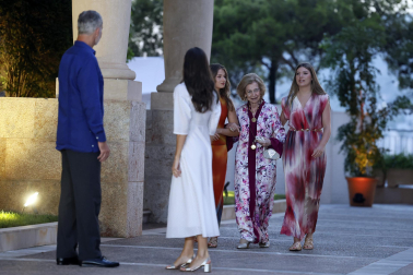 Fotos de los reyes Felipe y Letizia, la princesa Leonor, la infanta Sofía y la reina emérita Sofía durante la tradicional recepción celebrada este martes en el palacio de Marivent a los responsables institucionales y a representantes de la sociedad de Baleares