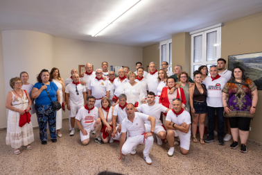 Los cocineros, junto a familiares y miembros del Ayuntamiento, en el homenaje previo a su anuncio como coheteros instantes antes del chupinazo