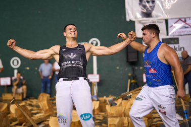 Los juveniles Mitxelena y Osinalde celebran la victoria.