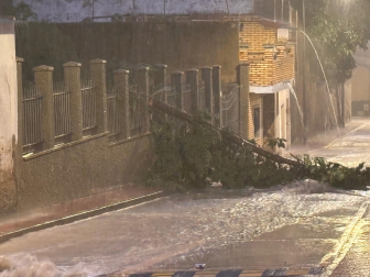 Fotos de la tormenta que ha causado incidencias y ha dejado varias calles anegadas en Milagro