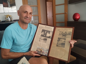 Francisco Salvatierrra, con las informaciones publicadas por Diario de Navarra sobre su cogida cuatro días antes de casarse