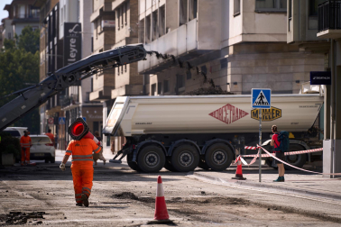Inicio de los trabajos de asfaltado en la calle Amaya