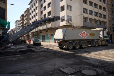 Inicio de los trabajos de asfaltado en la calle Amaya