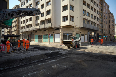 Inicio de los trabajos de asfaltado en la calle Amaya