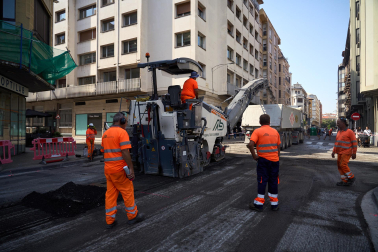 Inicio de los trabajos de asfaltado en la calle Amaya