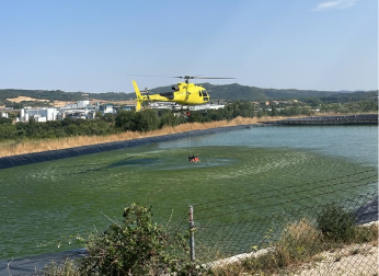Imagen de uno de los helicópteros llenando el saco de agua