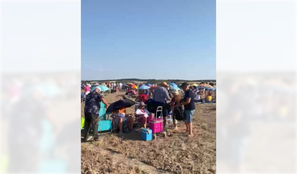 Los más previsores han acudido al lugar pertrechados de sombrillas, sillas de playa