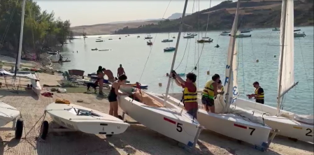 En el embalse de Alloz, decenas de personas están preparando sus embarcaciones para contemplar el eclipse desde el interior del pantano, donde habrá una vista del Sol sin obstáculos.