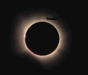 Foto tomada justo cuando un avión pasa por delante del eclipse total en Torrejon del Rey, Guadalajara