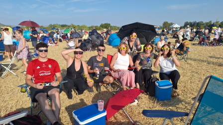 Un grupo de Sada viendo el eclipse en Tafalla