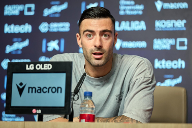 Fotos de la presentación del nuevo fichaje de Osasuna Diego Rico