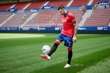 Fotos de la presentación del nuevo fichaje de Osasuna Diego Rico