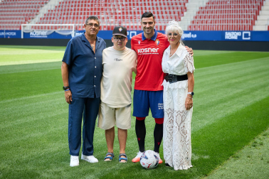 Fotos de la presentación del nuevo fichaje de Osasuna Diego Rico