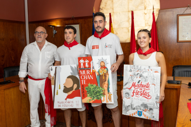 De izquierda a derecha: Macario Jarauta (alcalde), Raúl González Lorente (tercer clasificado), Jorge Arriazu Crespo (ganador), y Ángela León Jarauta (segunda clasificada).