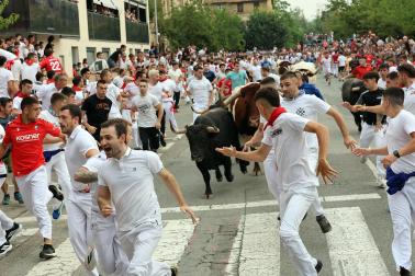 Fotos del primer encierro de las fiestas de Tafalla 2026